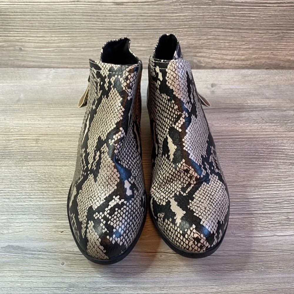 Arizona Galen snake print ankle heeled bootie. Outside zipper for easy on size 8